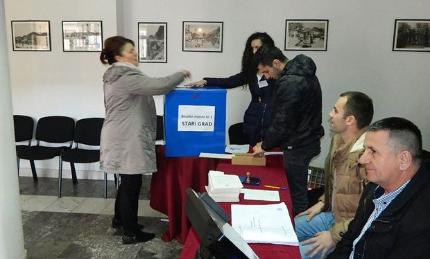 ЦГ: Опозиција у више колона