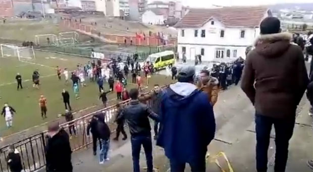 КАД НЕМАЈУ СА КИМ АЛБАНЦИ СЕ ТУКУ МЕЂУСОБНО: Жесток окршај навијача на Косову, гости прескакали ограду и бежали на терен (ВИДЕО)