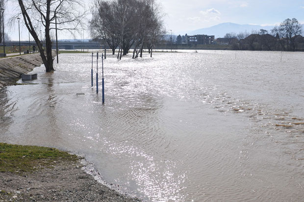 Излили се Ибар и Западна Морава код Краљева, градске плаже под водом (ФОТО)