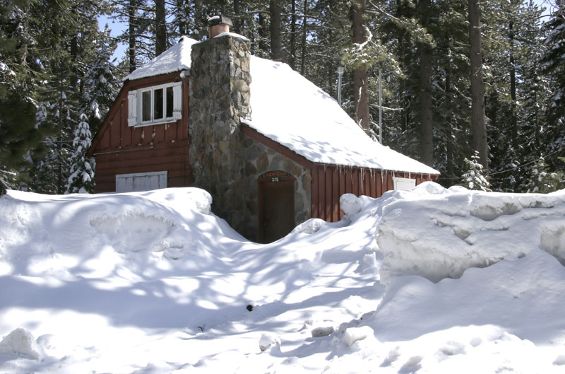НЕОБИЧНА НЕСРЕЋА У КАЛИФОРНИЈИ: Снег са крова усмртио Олгу Перковић и њеног седмогодишњег сина