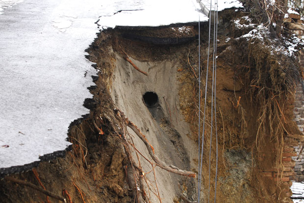 Угрожене куће у Малошишту и затворен мост због клизишта