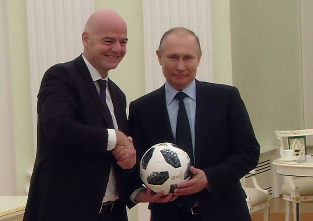 Путин и Инфантино играли фудбал у Кремљу (ВИДЕО)