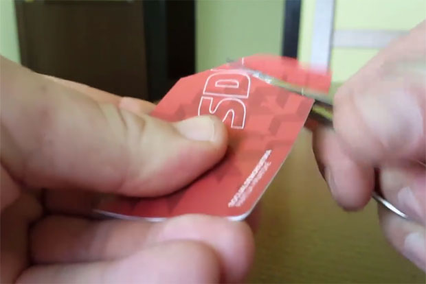 „ПУКАО МУ ФИЛМ“: Члан СДП-а исекао чланску карту пре одласка у иностранство (ВИДЕО)