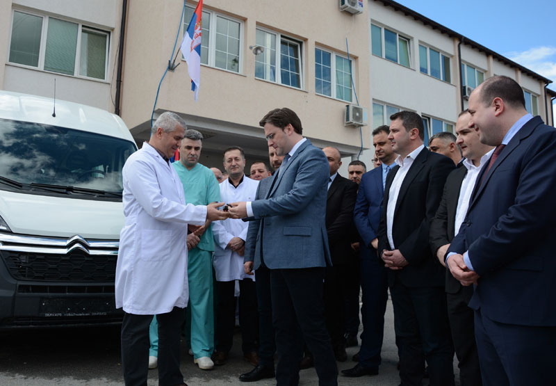 ДОНАЦИЈА ЗДРАВСТВЕНОМ ЦЕНТРУ ГЊИЛАНЕ: Комби возило за лакши превоз пацијената