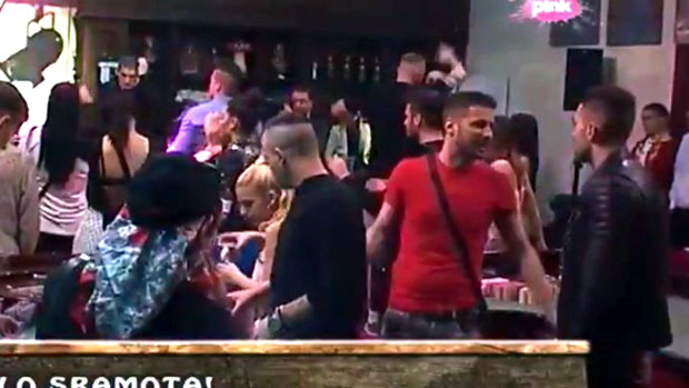 СВАЂА ЗБОГ ВИСКИЈА: Марко напао Анђела, интервенисало обезбеђење!(ВИДЕО)
