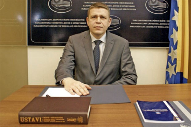 Бакиру се баш осипа странка!