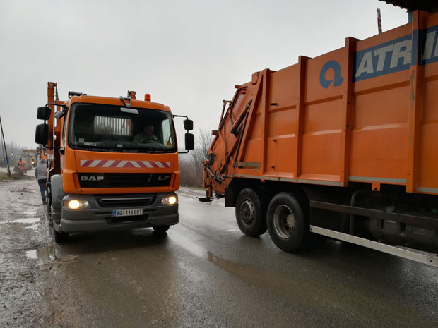 УЖАС У ВИНЧИ: Багер ударио жену (ФОТО)