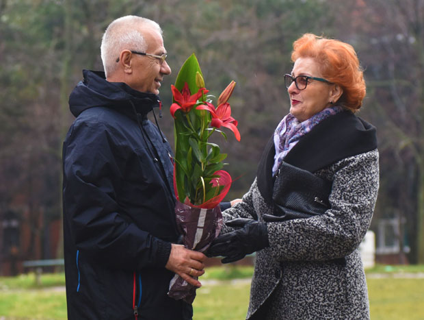Букети, пољупци и обећања за 8. март (ФОТО)