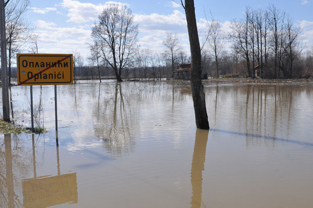 ВИСОК ВОДОСТАЈ РЕКА У КРАЉЕВАЧКОМ КРАЈУ: Морава поплавила пут (ФОТО)