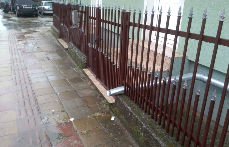 “КРЕАТИВНО” РЕШЕЊЕ: Кишница из олука право на тротоар