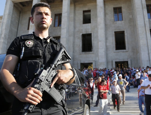 Турска издала 186 налога за хапшења због веза са Гуленом