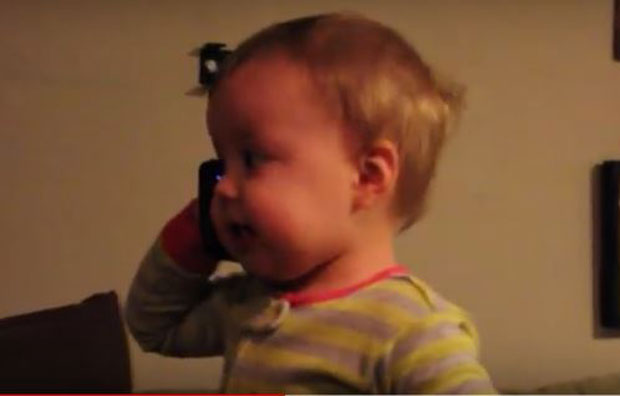 Беба се јавила тати на телефон: Њихов разговор насмејаће вас до суза (ВИДЕО)
