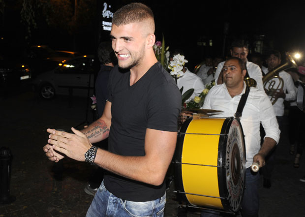 СПЕКТАКЛ У ЈАГОДИНИ: Вељко Ражнатовић победом започео каријеру у профи боксу, Коновалов одбранио светску титулу, Пантелић првак Европе (ФОТО)