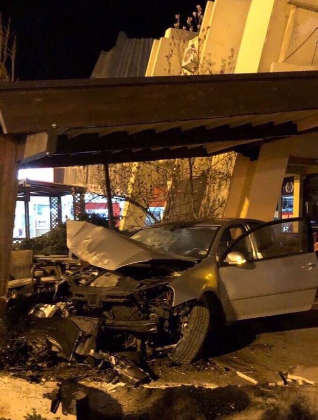 Голфом се “паркирао” на терасу кафића