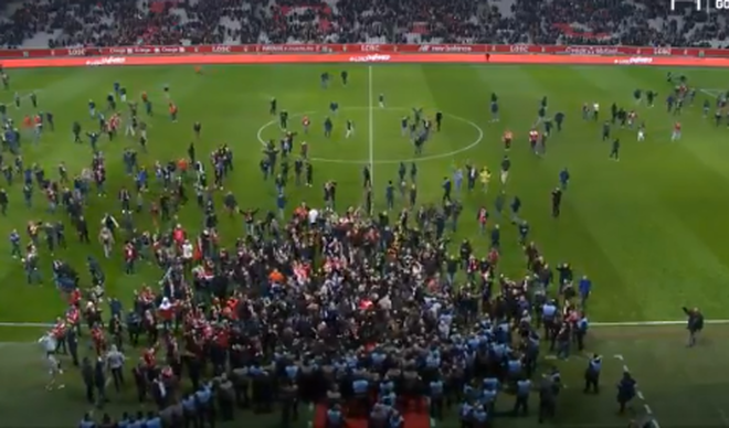 СКАНДАЛ У ФРАНЦУСКОЈ: Хулигани ушли на терен и хтели да линчују фудбалере Лила (ВИДЕО)