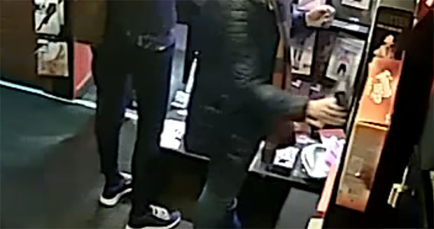 Две плавуше опљачкале секс шоп у Сарајеву и однеле робу са полица (ВИДЕО)