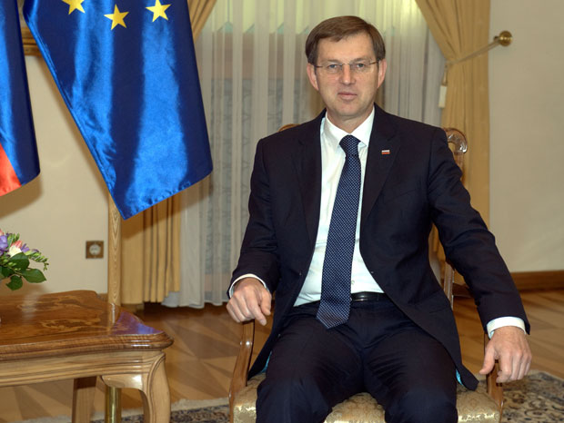 Церар одлази у прошлост