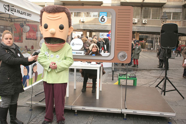 Опозиција ћорцима гађа напредњаке