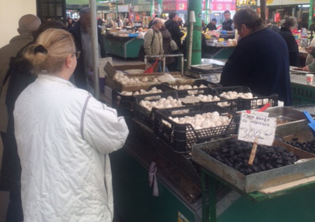 БЕОГРАДСКЕ ПИЈАЦЕ: Богата понуда воћа и поврћа, ред за печурке