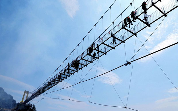 Да ли бисте се се усудили да ходате стакленим мостом два километра изнад земље? (ВИДЕО)