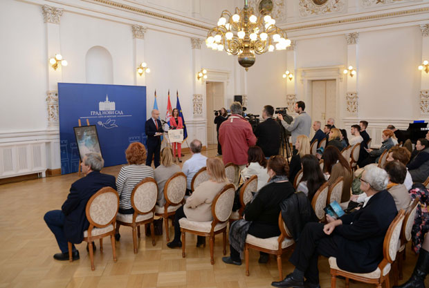 ОМАЖ ВЕЧНОМ МИКИ АНТИЋУ: У Новом Саду почела манифестација посвећена незаборавном песнику
