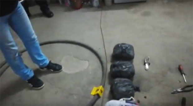 УХАПШЕНА КРИМИНАЛНА ГРУПА: Због дроге и оружја ухапшене три особе, међу њима и полицијски службеник (ВИДЕО)