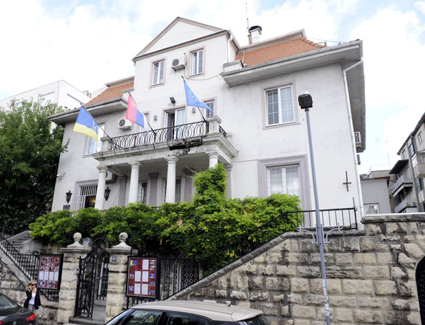 Американцима 21 зграда и 970 хектара њива