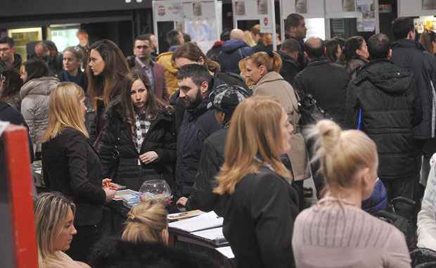 ЦГ: Пензионери хране унуке