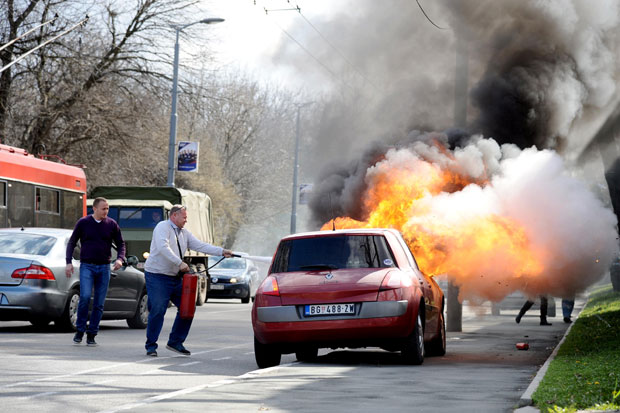 ПОГЛЕДАЈТЕ: Запалио се аутомобил у Булевару кнеза Александра (ФОТО+ВИДЕО)