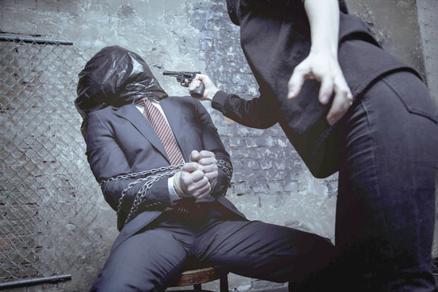 Потрага за полицајцем осумњиченим за отмицу и принуду