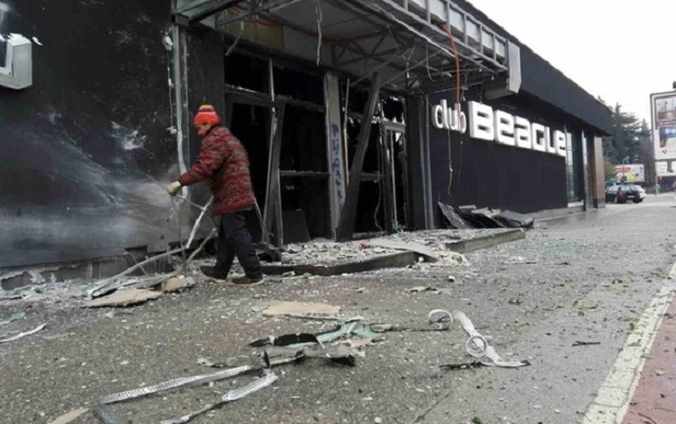 ПГ: Експлозија испред дискотеке „Бигл”, бомбаш снимљен