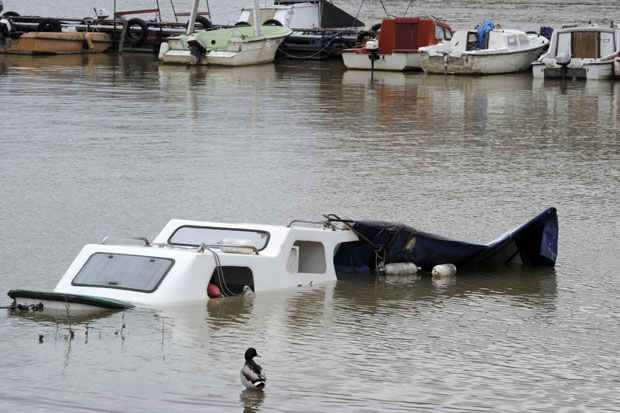 Капетан теретњака јављао супружницима да се склоне