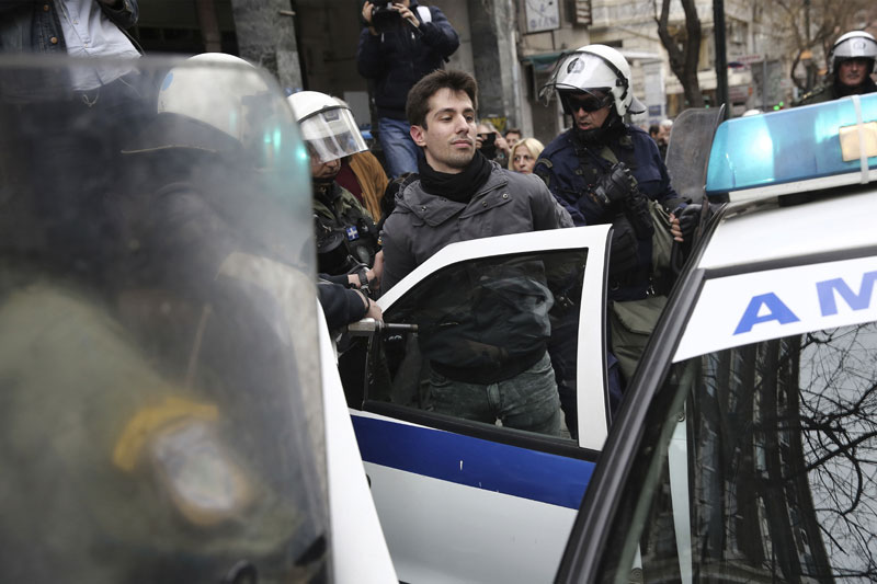 Ухапшено пет особа у Атини, ометали аукцију одузете имовине