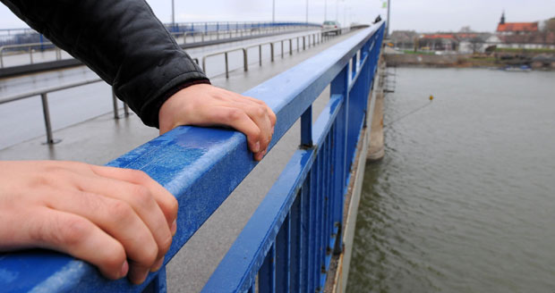 Мушкарац скочио у Дунав са Варадинског моста, полицајац и рибар га извукли из реке