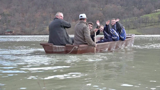 До школе морају преко брда, пруге и језера