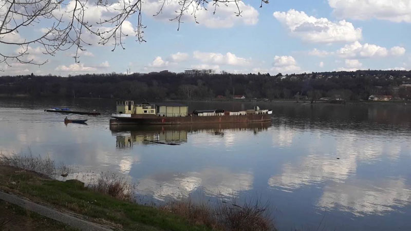 Мост слободе био затворен, откачила се баржа