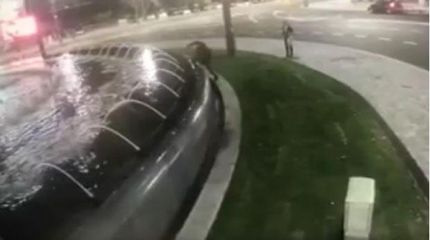 Сипали прашак па се сликали поред фонтане, снимиле их сигурносне камере! (ВИДЕО)