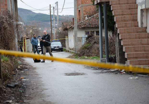 ЕКСПЛОЗИЈА У КОСОВСКОЈ МИТРОВИЦИ: Србин на мети бомбаша (ФОТО)