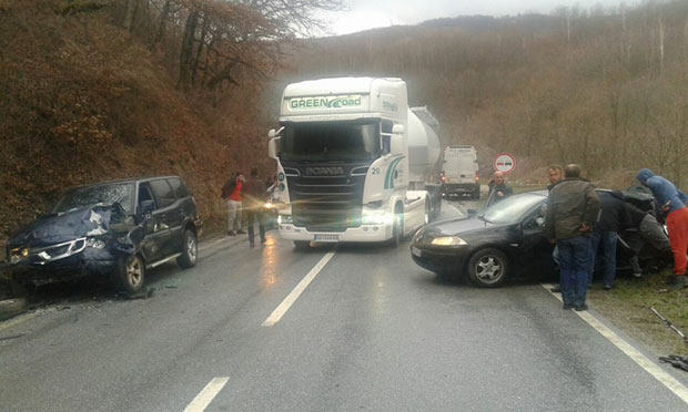 ТЕЖАК УДЕС КОД МОЈКОВЦА: Погинуо Чачанин, троје повређених 