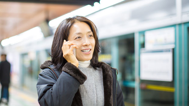 ЛЕКАРИ УПОЗОРАВАЈУ: Жена држала мобилни 20 сати у руци, доктори јој једва спасили живот