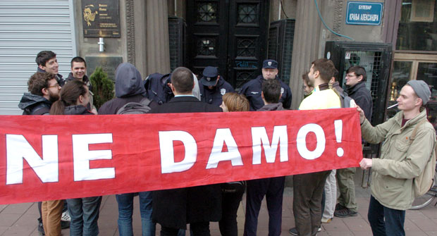 ПОСЛЕ ВИШЕЧАСОВНЕ ДРАМЕ У ЦЕНТРУ БЕОГРАДА: Породица Маурер избачена на улицу због преваре подстанара (ФОТО)