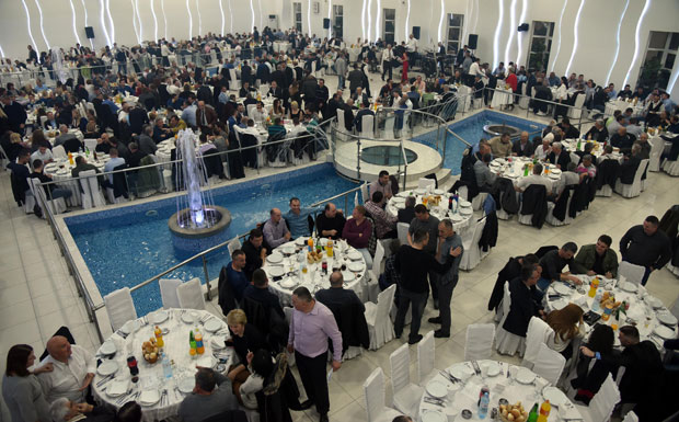 Уз песму и игру лечили носталгију