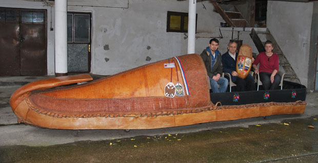 Праунук наставља опанчарски занат