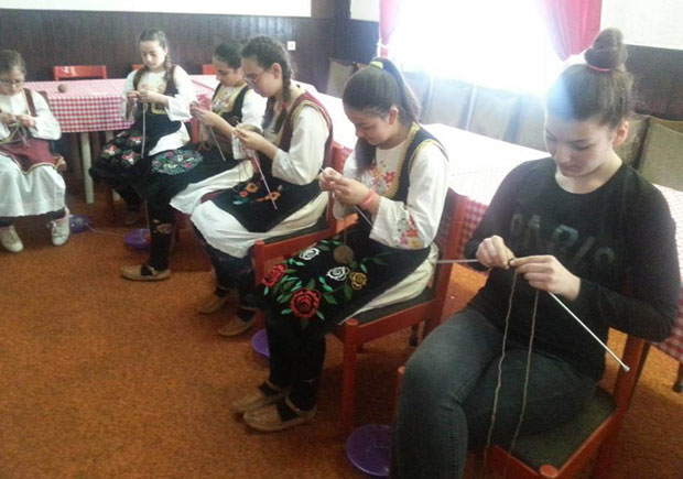 Плетиље из мале Боке дарују бебе и монахиње