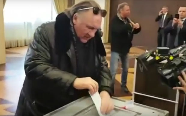 Жерар Депардије у Паризу гласао на руским изборима (ВИДЕО)