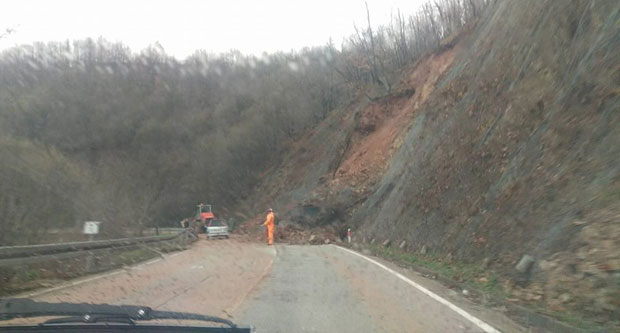 Обрушило се брдо испред Лазаревог села 