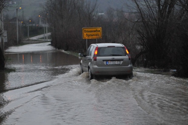 НЕВРЕМЕ НА ЗАПАДУ СРБИЈЕ: Падало дрвеће, поплаве, ветар скидао црепове са кућа