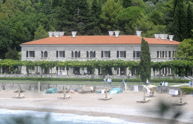 АМФИЛОХИЈЕ ПОДРЖАО ВРАЋАЊЕ ИМОВИНЕ КАРАЂОРЂЕВИЋИМА: Тапије су у манастиру