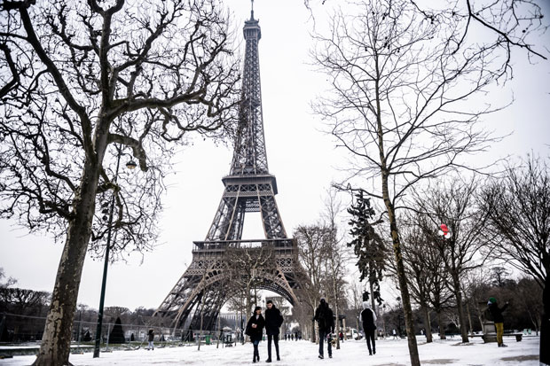 Ајфелова кула затворена због снега и хладноће