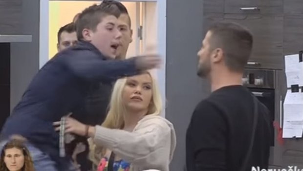 ХАОС У ЗАДРУЗИ: Матора ошамарила Марка па сурово кажњена (ВИДЕО)